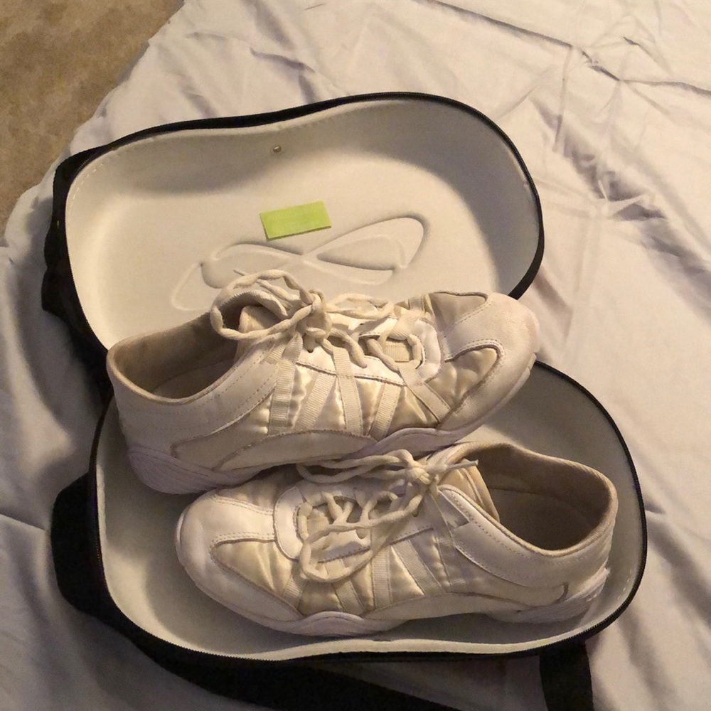 Nfinity Cheer Shoes w case